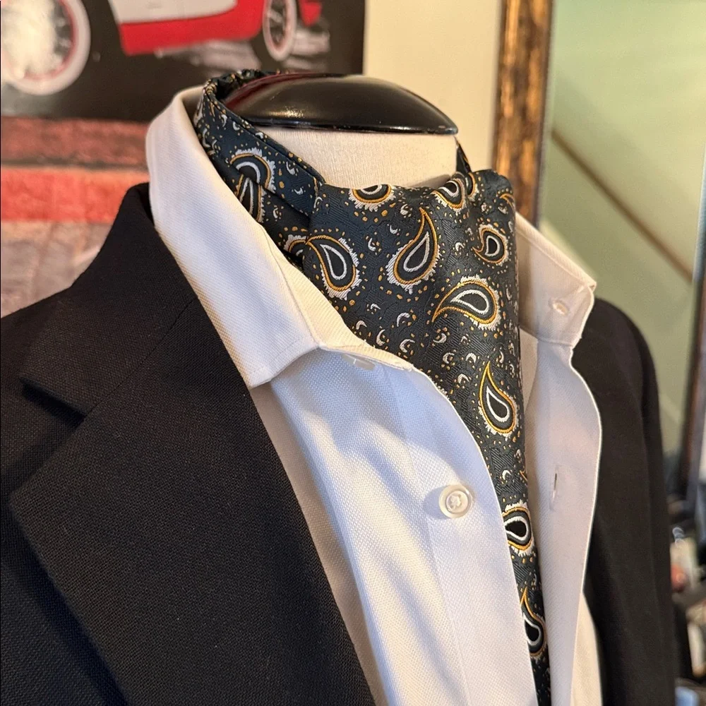 Elegant Green Paisley Men's Ascot Cravat